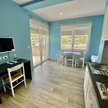 Iris Apartment *