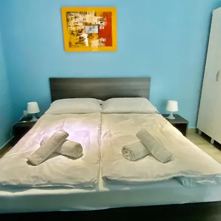 Iris Apartment *
