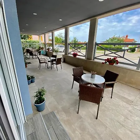 Iris Apartment *
