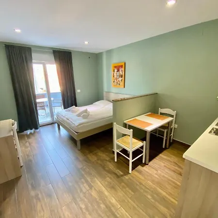 Iris Apartment *