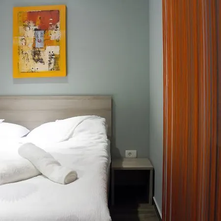 Iris Apartment *